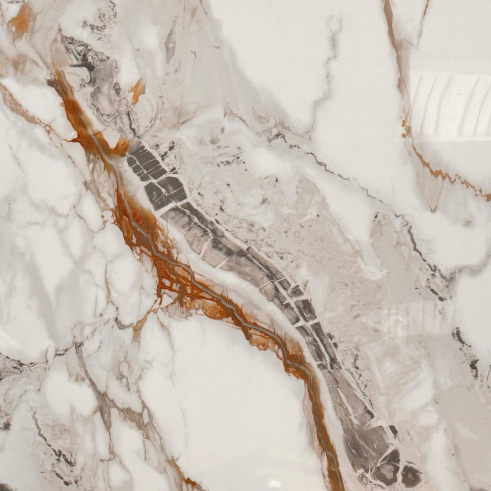 Tuile céramique brillante pour salle de bain mur avec effet pierre naturelle, présentant des veines grises et brunes, parfaite pour la douche.