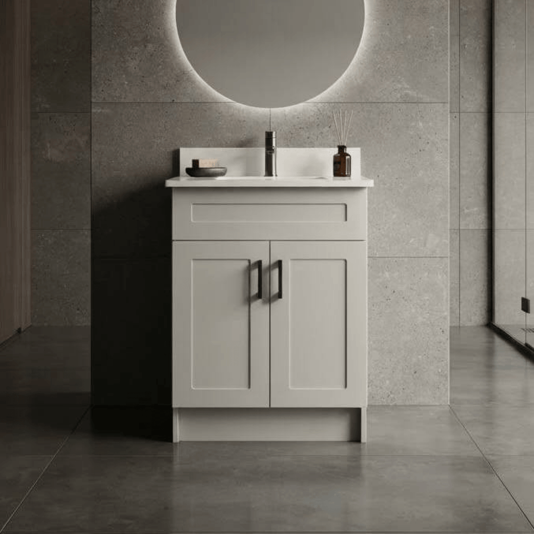 Vanité de salle de bains 24 po blanc Boreal en fini gris installée dans une salle de bain moderne avec miroir rond rétroéclairé