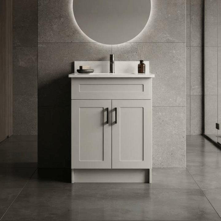 Vanité de salle de bains 24 po blanc Boreal en fini gris installée dans une salle de bain moderne avec miroir rond rétroéclairé