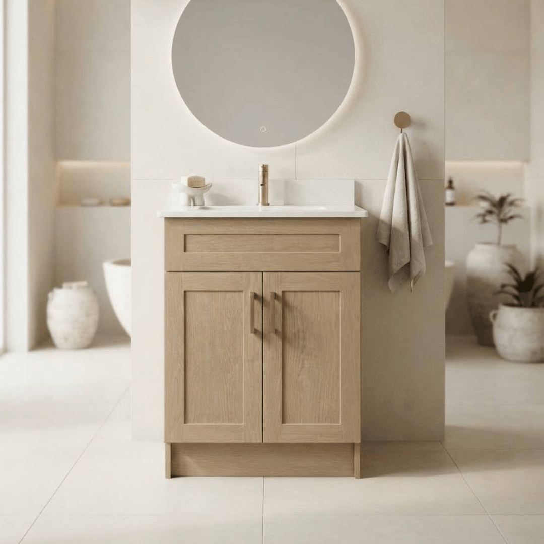 Vanité de salle de bains Boreal en bois clair agencée dans un décor minimaliste lumineux avec baignoire