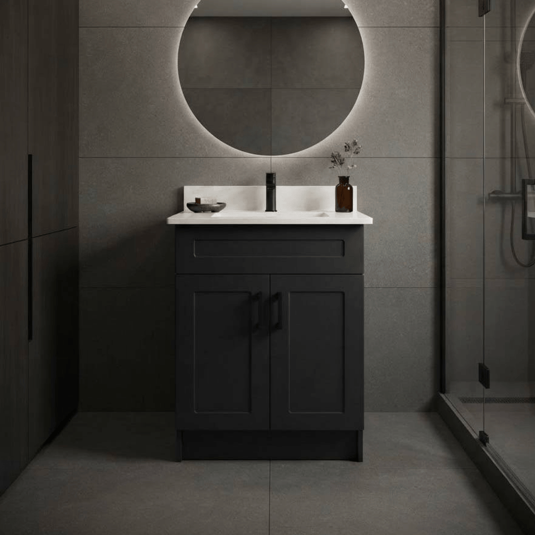 Aménagement de luxe avec vanité de salle de bains Boreal noire, carrelage en pierre et douche vitrée