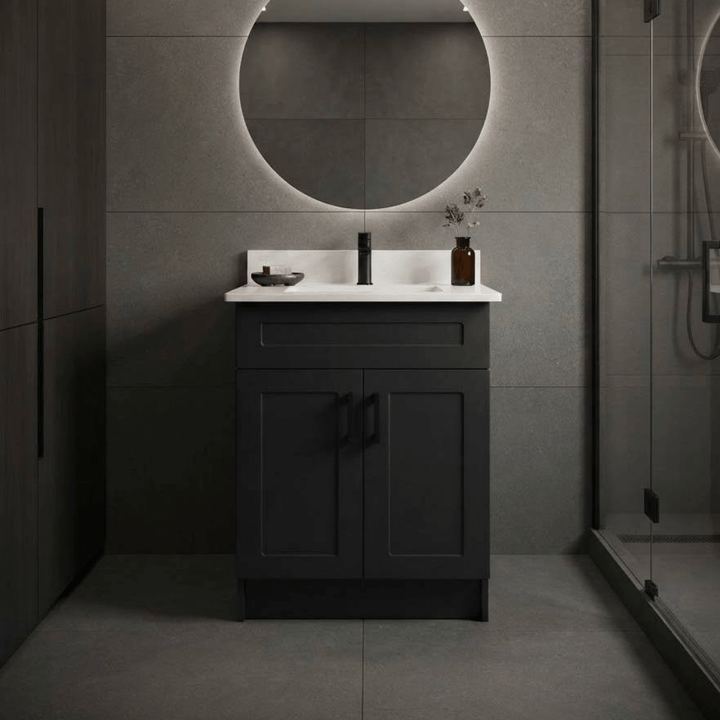 Aménagement de luxe avec vanité de salle de bains Boreal noire, carrelage en pierre et douche vitrée