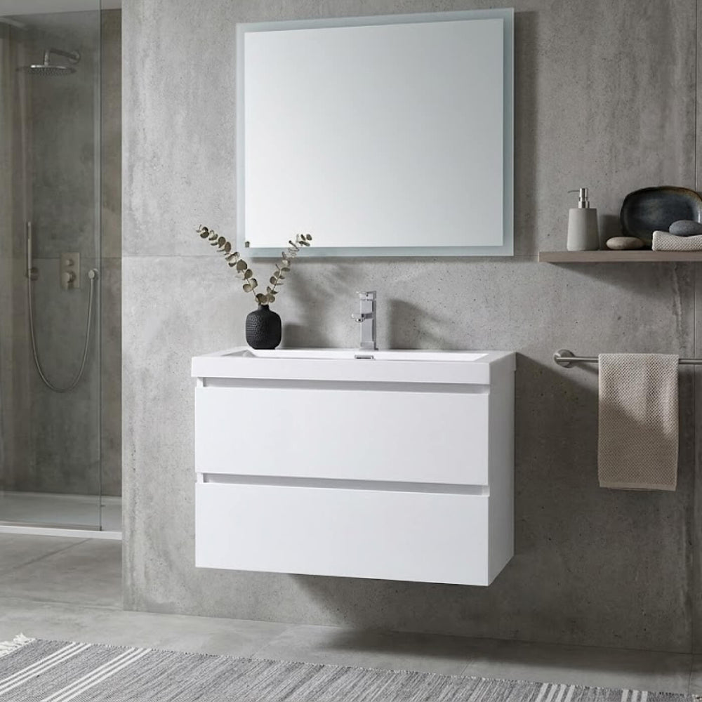 Vue rapprochée d'une vanité de salle de bain blanche de style minimaliste avec un grand miroir rectangulaire et décorations zen.